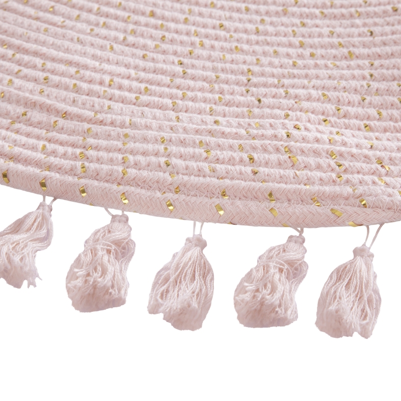 שטיח ורוד עם פרנזים