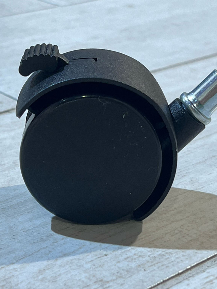 סט גלגלים שחורים עם מעצור