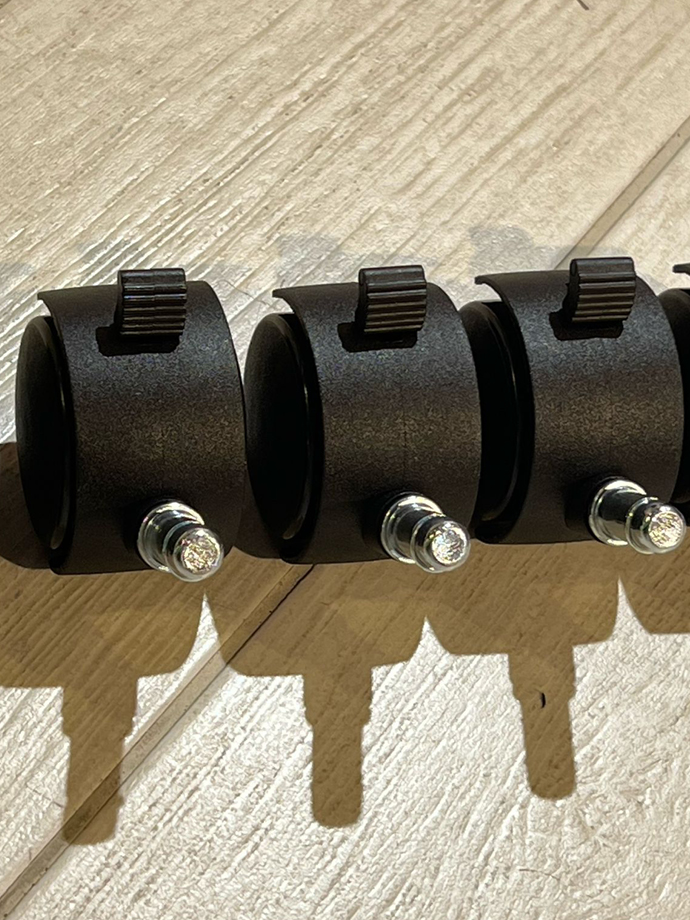 סט גלגלים שחורים עם מעצור