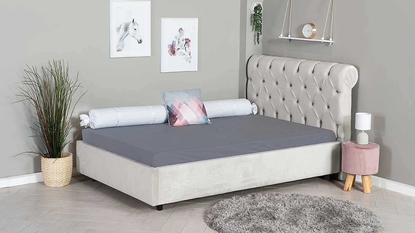 מיטה מרופדת וחצי אמה צבע שמנת | כולל ארגז מצעים