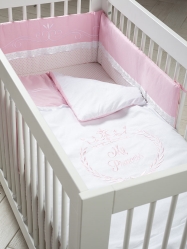 סט מצעים ומגן ראש למיטת תינוק | לבבות ורוד
