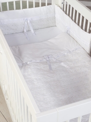 סט מצעים ומגן ראש למיטת תינוק | לבן תחרה