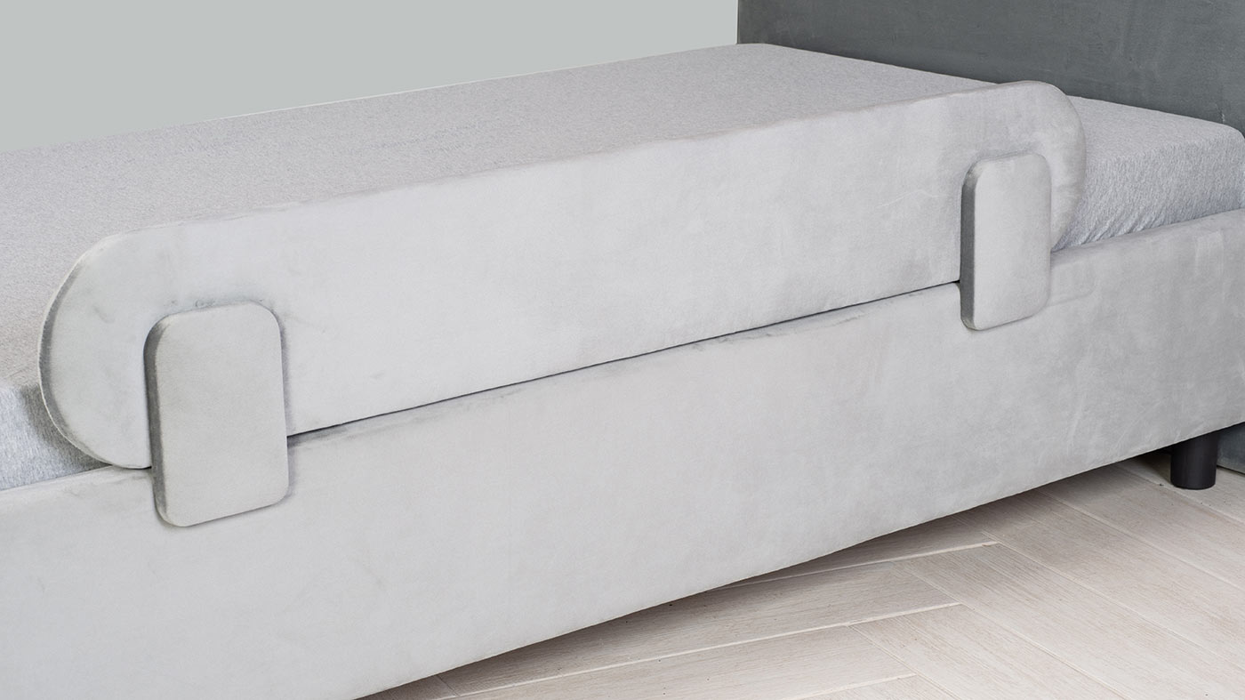 מעקה נשלף למיטה מרופדת