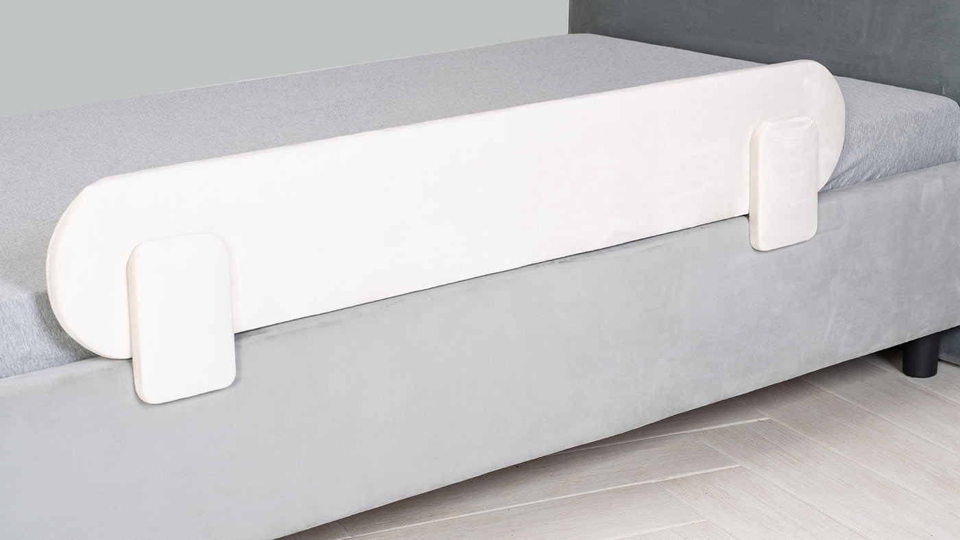 מעקה נשלף למיטה מרופדת |  שמנת