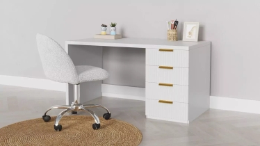 שולחנות כתיבה וכסאות